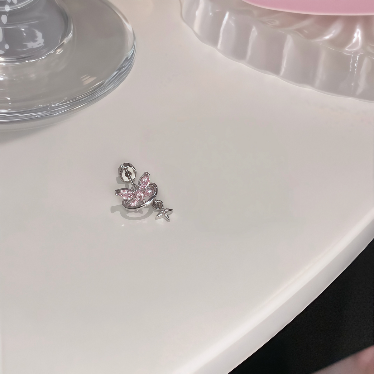 蝶モチーフ 揺れるストーンピアス-E0016